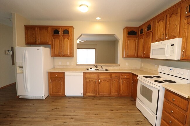 Building Photo - Spacious Town House for Rent