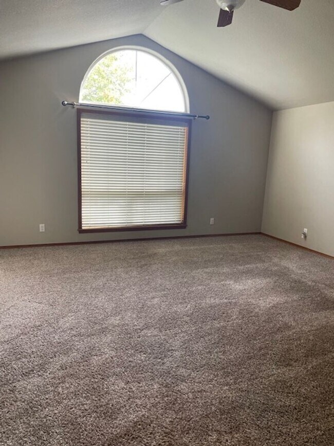 Building Photo - Quiet Peaceful 3 bedroom 2 bath Single Level home located in Central Point