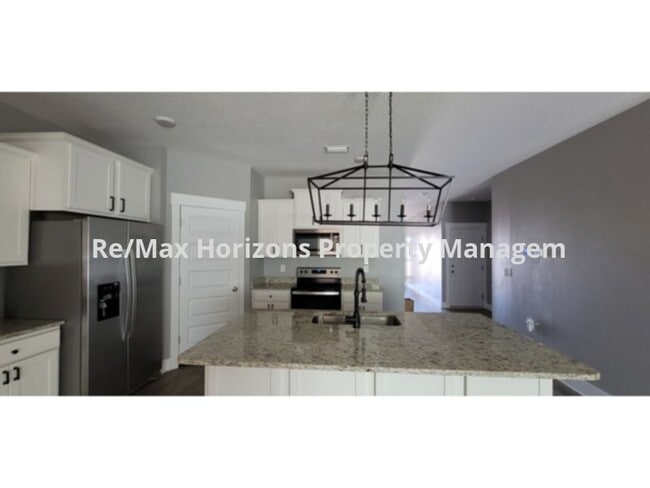 Building Photo - Great Arbor Place Home!