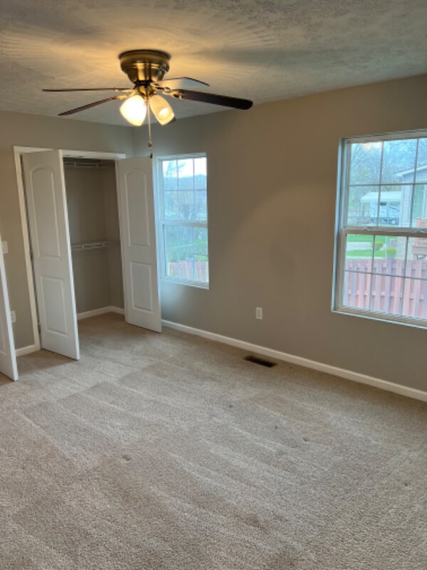 Building Photo - 10 Sugar Maple Ln