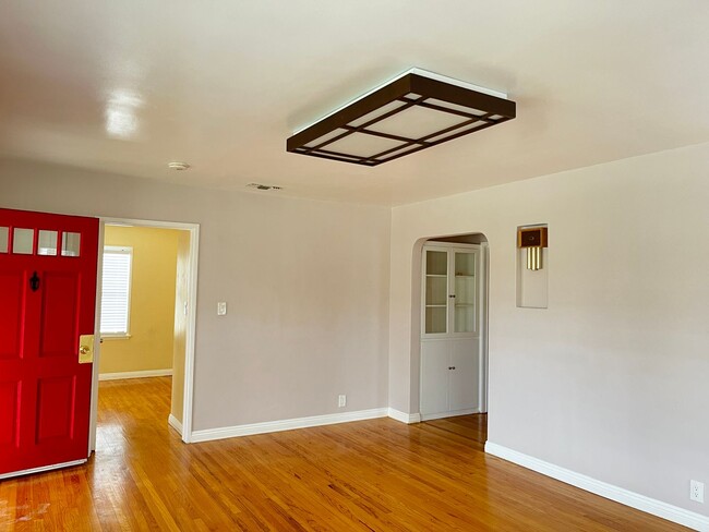 Building Photo - 3 Bedrood/ 2 Bath Home in Alhambra