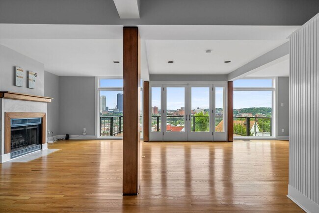Building Photo - *Beautifully Updated & Spacious 4BD/2.5BA Single Family Home Available in South Side Slopes*