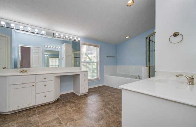 Building Photo - 6855 Bellgreen Dr