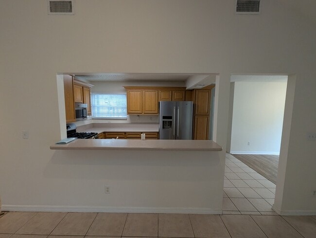 Building Photo - 108 N Lake Cir