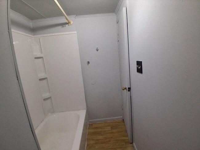 Building Photo - 913 Forrest St