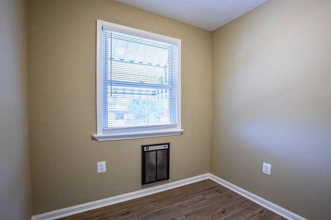 Building Photo - Charming 3 BR/3 BA Semi-Detached Home in F...