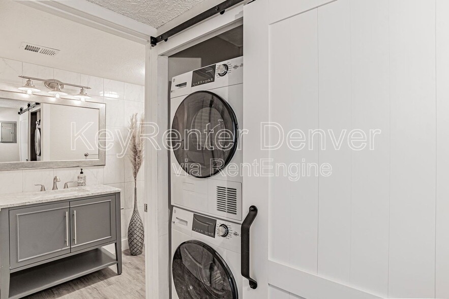 Building Photo - 7665 E Eastman Ave