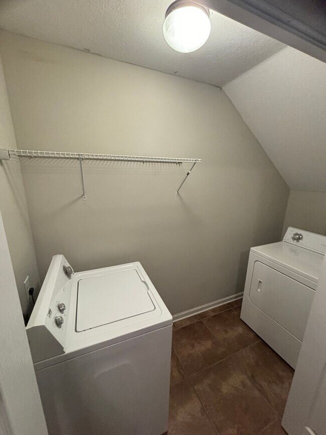 Building Photo - Townhome for rent near post!