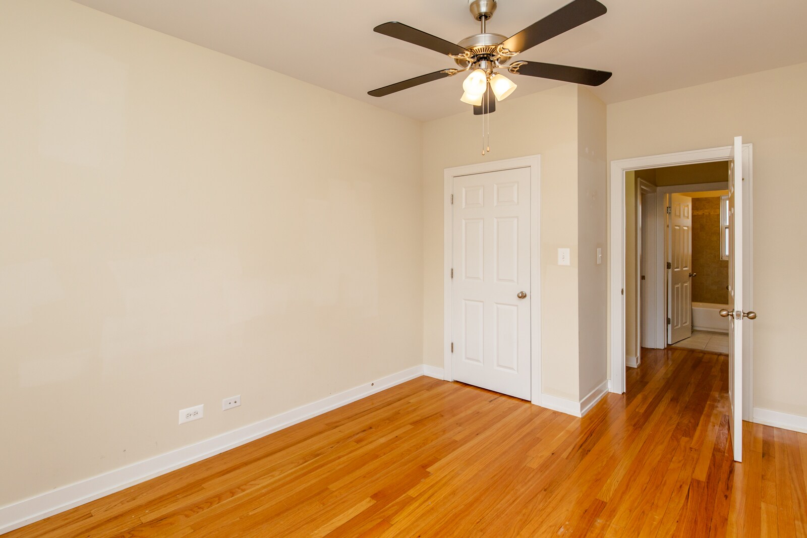 Building Photo - 4843 N Wolcott Ave