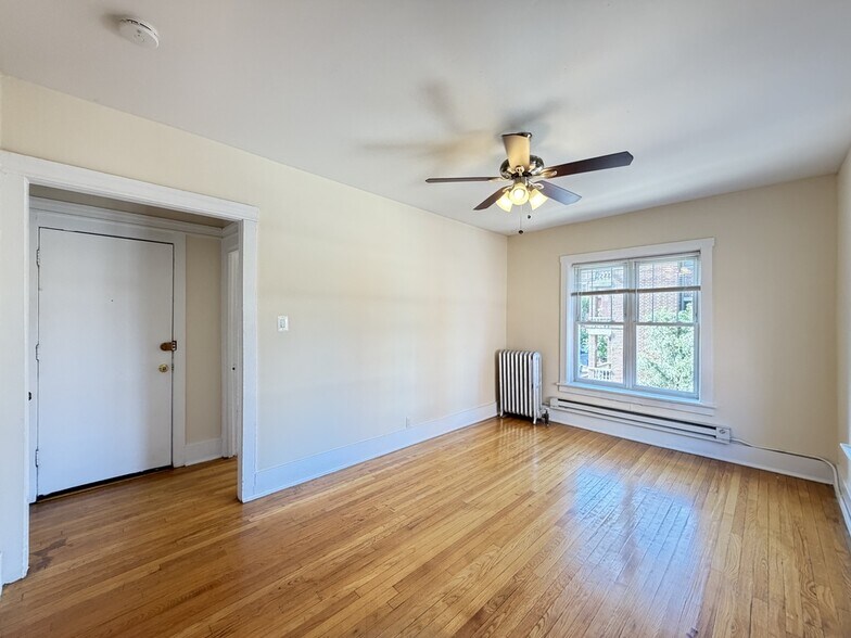 Building Photo - 934 W Cornelia Ave
