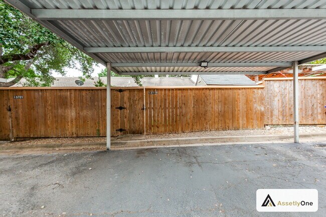 Building Photo - Updated North Dallas Townhome | 2 Pools | Clubhouse | Richardson ISD | Private Backyard