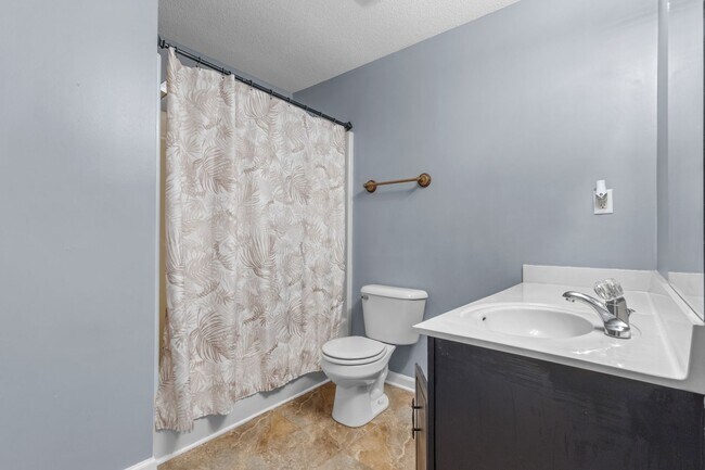 Building Photo - Beautiful Condo in Sango