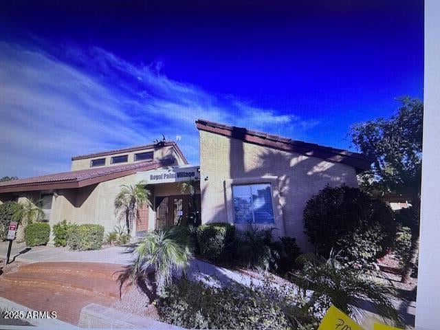 Building Photo - 2121 W Royal Palm Rd