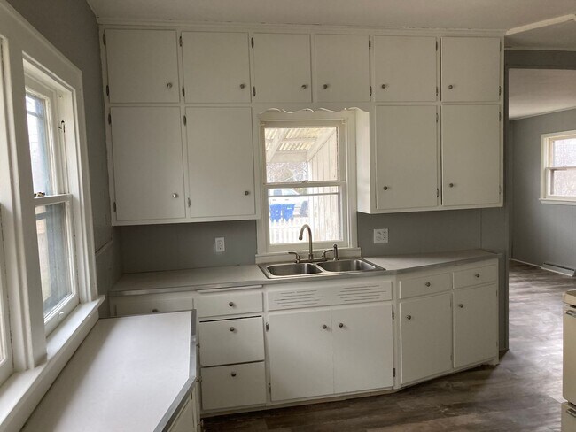 Building Photo - Charming 4 Bedroom 1 Bathroom Home in St.Cloud!