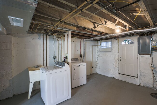 Building Photo - 5662 Kavon Ave