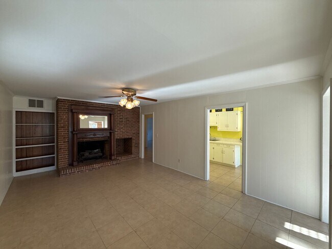 Building Photo - Beautiful 5 Bedroom 3 Bathroom House on Country Club Golf Course!