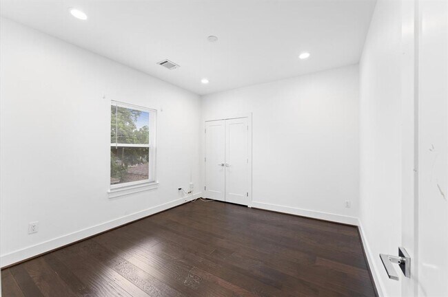 Building Photo - 7722 Jack Oak Ave