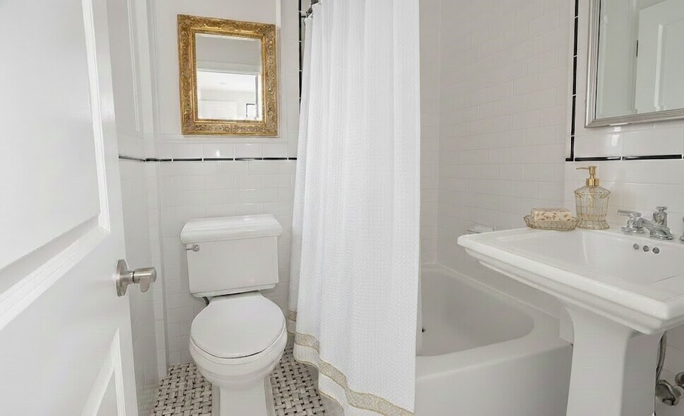 Building Photo - 412 E 89th St