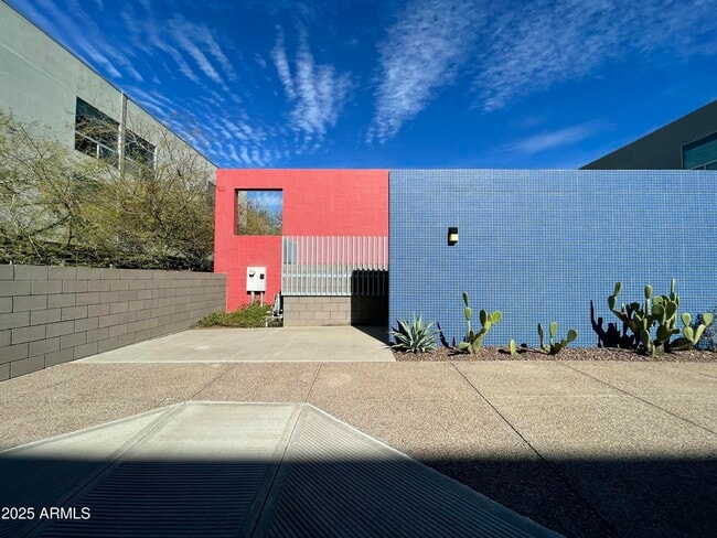 Building Photo - 727 E Portland St