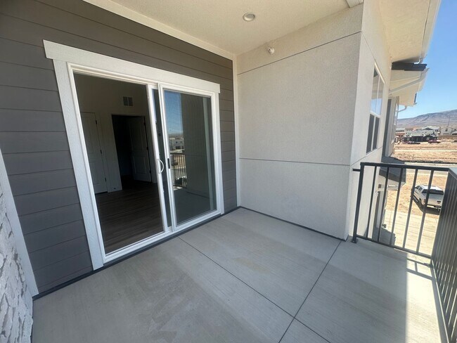 Building Photo - Luxury 3 bedroom Condo in Desert Color!