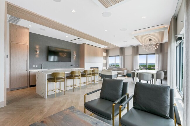 Rooftop club room with beautiful views of DC and Potomac River - 701 Swann Ave