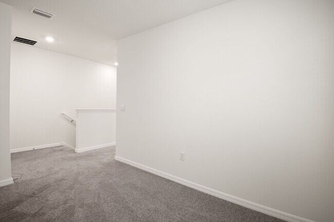 Building Photo - "Spacious 3-Bedroom Townhouse Oasis with 2.5 Baths in Serene Apollo Beach!"