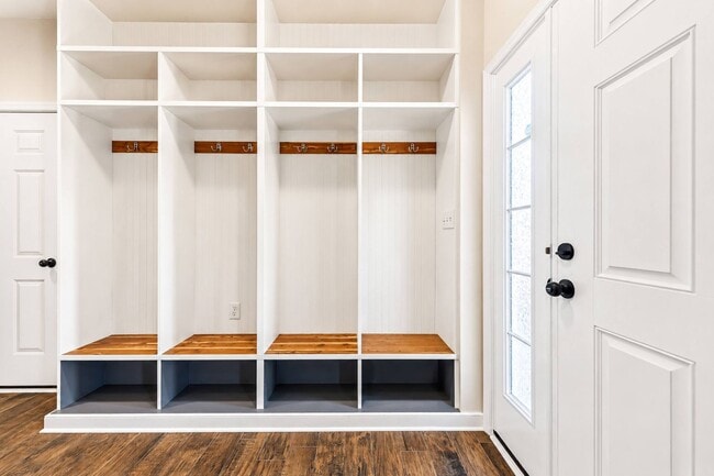 Building Photo - Bright and spacious 3+ bedroom Townhome in Williamsburg