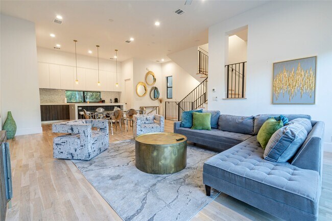 Building Photo - 709 Memorial Heights Dr