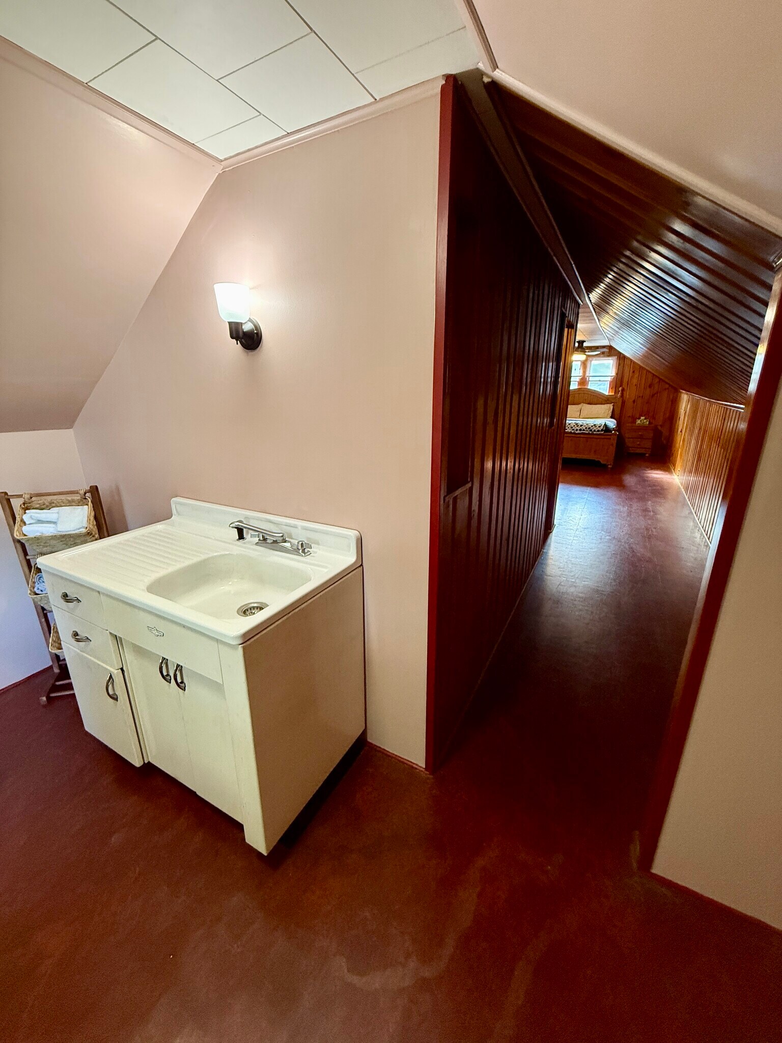 hall in 2nd floor bedroom with sink - 1005 Kellogg Ave