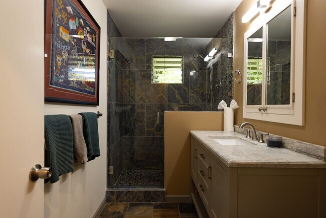 Building Photo - Cozy 2 Bedroom Cottage with Lush Gardens