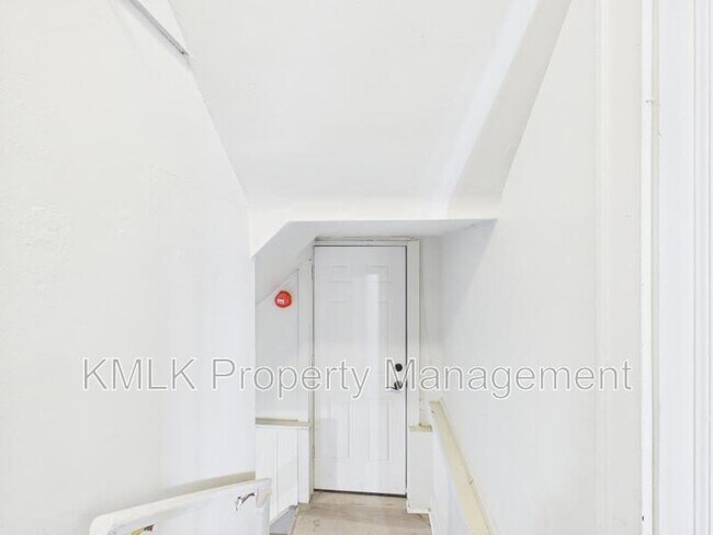 Building Photo - 575 Fernwood Dr