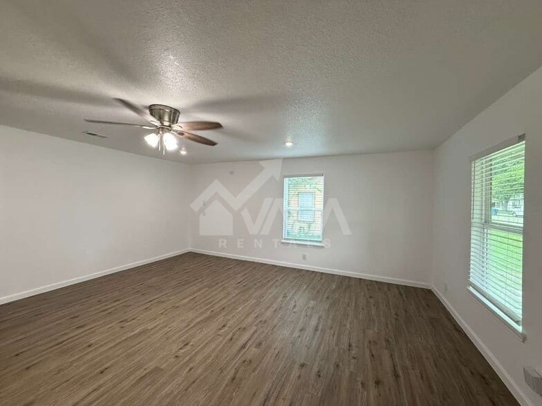 Building Photo - 242 Glamis Ave
