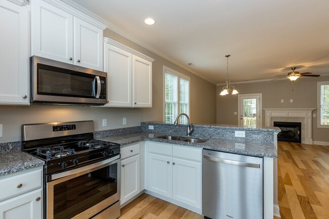 Building Photo - 3 bedroom/2.5 Bath End Unit Townhome in Ho...