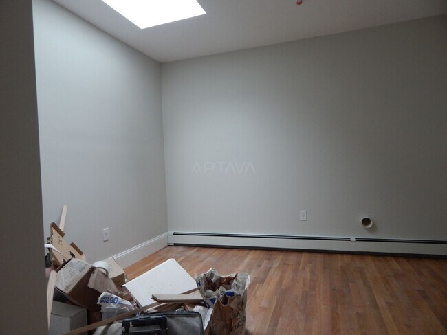 Building Photo - 483 Medford St
