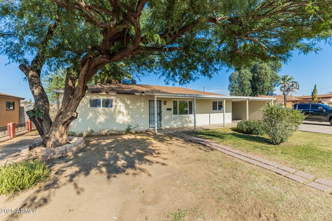 Building Photo - 3020 W El Caminito Dr