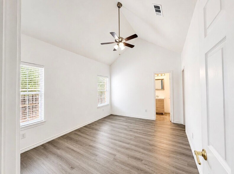 Building Photo - 703 Perry Ave