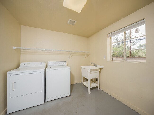 Building Photo - Great Central Location