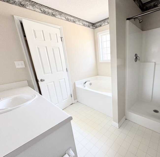 Building Photo - 4303 Pineview Ln