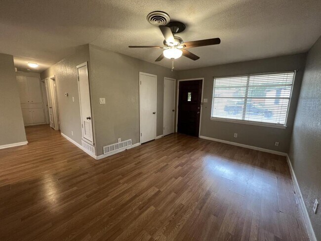 Building Photo - 806 Sandy Ct