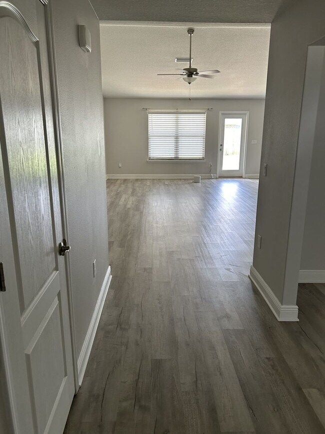 Building Photo - Easy access to interstate, bases & shopping!