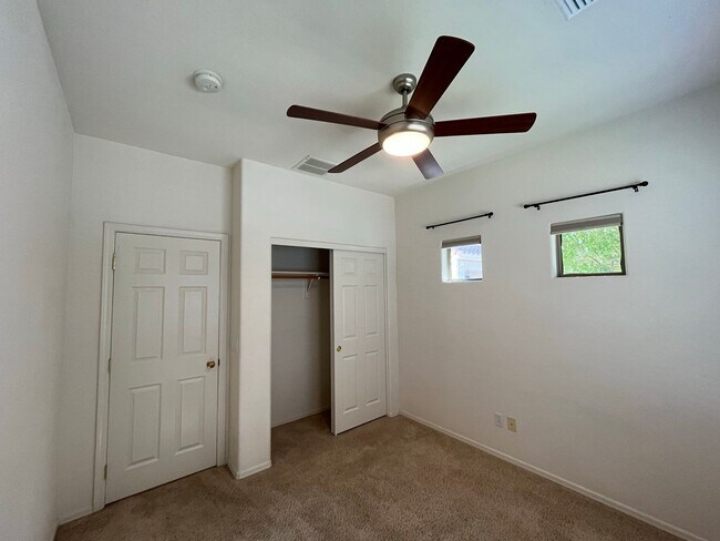 Building Photo - 4 Bedroom Home in Lantana Village Near E Ocotillo Rd. and S McQueen Rd!