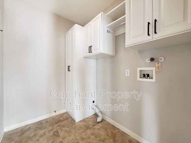 Building Photo - 15 Silverthorn Ct
