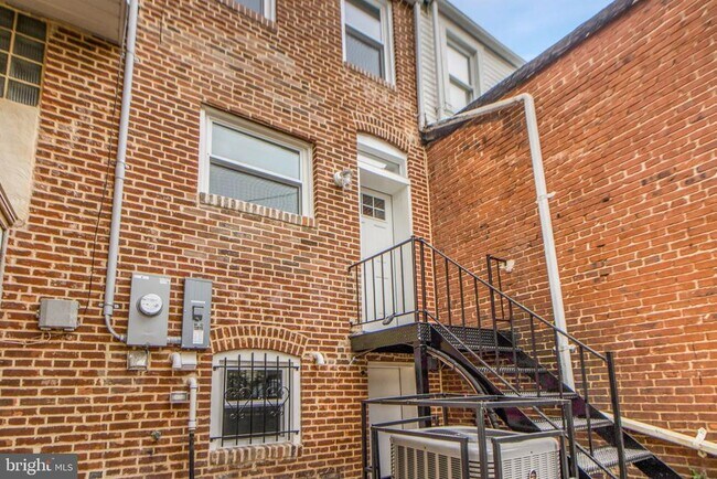 Building Photo - 333 S Conkling St