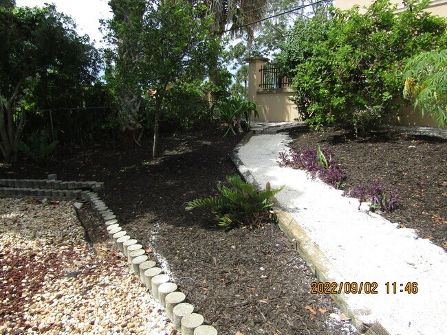 Building Photo - 736 Cadiz Rd