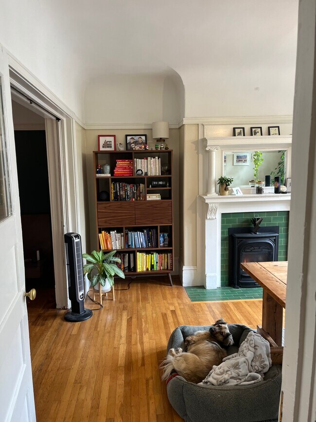 Building Photo - 19 Sharon St