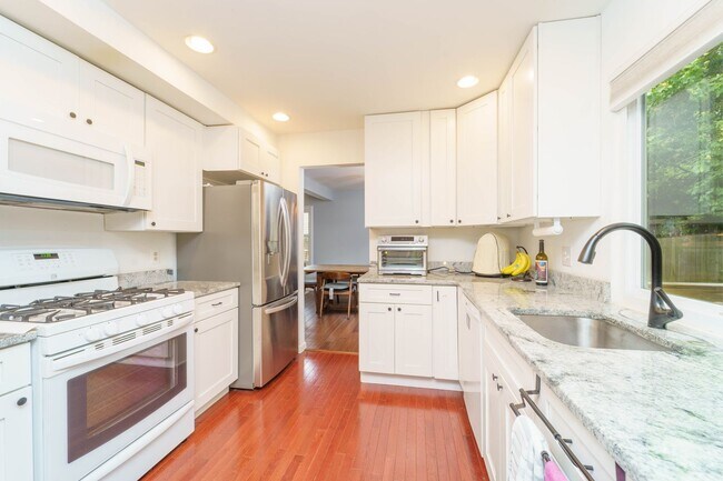 Building Photo - Meticulously Maintained 4 BR 2.5 BA Home in Burke, VA
