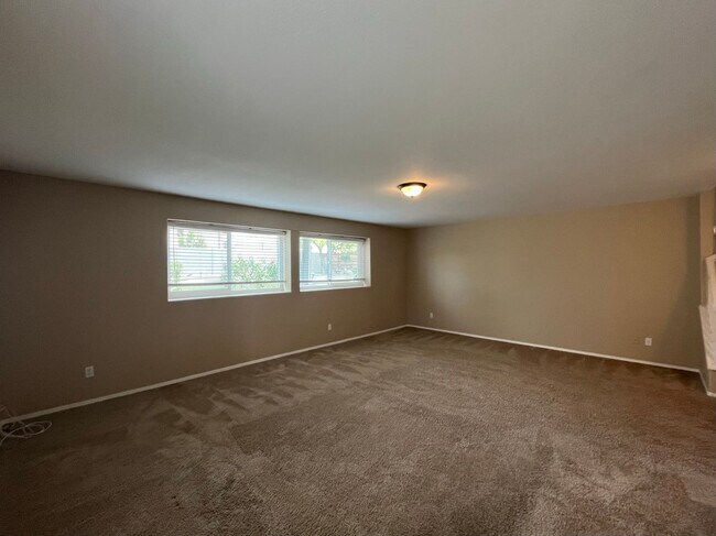 Building Photo - 4 Bedroom Home Near N McQueen Rd and E Cha...
