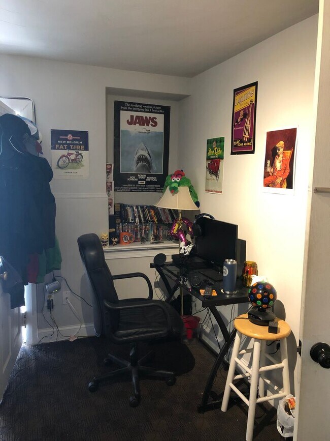 Building Photo - Updated 4 Bed / 2 Bath - Quiet Location, P...