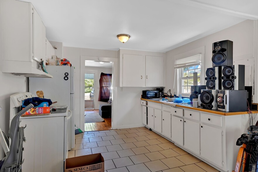 Kitchen - 203 3rd Ave NE