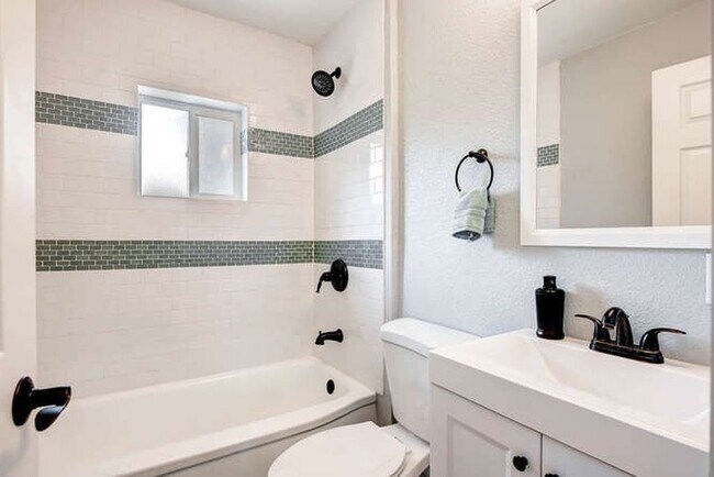 Building Photo - Wonderful Lakewood Home! Close to Light Rail
